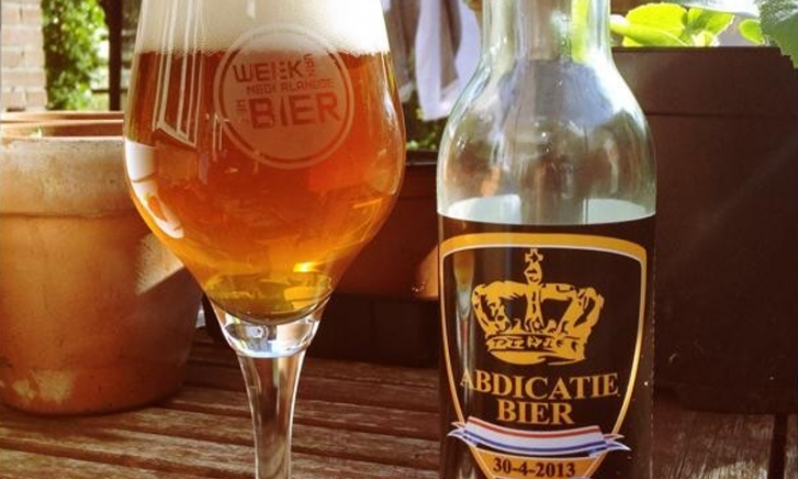 Bierglas met flesje Abdicatiebier
